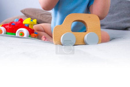 Foto de Un niño juega con juguetes en el sofá. Copiar espacio. El concepto de desarrollo y aprendizaje. - Imagen libre de derechos