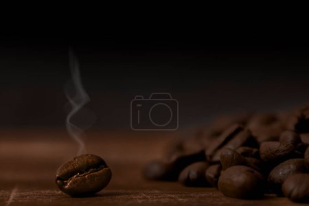 Foto de Granos de café sobre un fondo de madera. De cerca. Copiar espacio. Bebida energética caliente. - Imagen libre de derechos