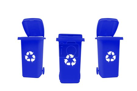 Téléchargez les photos : Trois poubelles bleues isolées sur fond blanc. - en image libre de droit