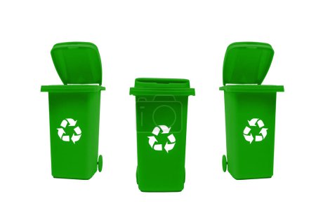 Téléchargez les photos : Trois poubelles vertes isolées sur fond blanc. - en image libre de droit