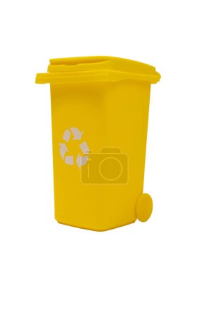 Gelber Mülleimer mit recycelbarem Deckel isoliert auf weißem Hintergrund.