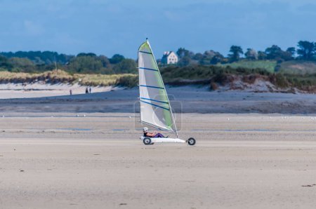 Téléchargez les photos : Yachts de sable à marée basse sur une plage en Bretagne, France. - en image libre de droit