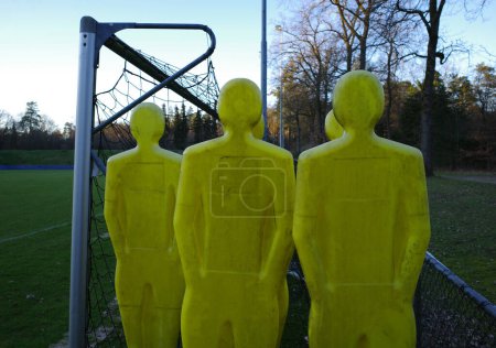 Foto de Maniquíes de tiro libre de entrenamiento de plástico amarillo - Imagen libre de derechos