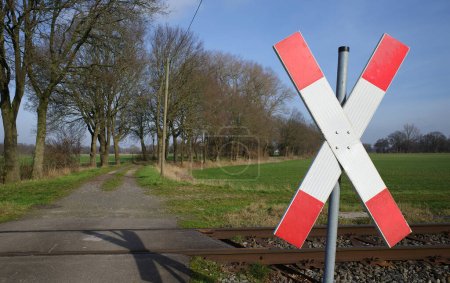 Foto de Una carretera rural cruza un ferrocarril. Un cruce sin vigilancia en Alemania - Imagen libre de derechos
