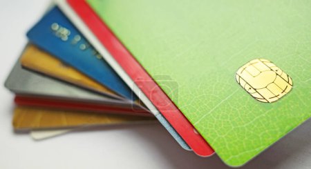 Plastikgeld. Ein Stapel von Kredit- und Debitkarten