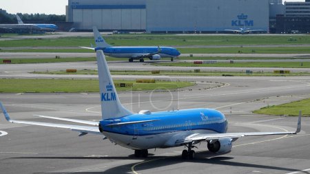 Téléchargez les photos : Schiphol, Pays-Bas - 14 août 2023 : Un Boeing 737 NG de KLM part pour le décollage. Il suit un autre avion KLM du même type - en image libre de droit