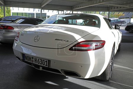 Foto de Itterbeck, Alemania - Nov 1 2022 La parte posterior de un Mercedes-Benz SLS AMG blanco - Imagen libre de derechos