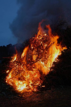 Ein riesiges Osterfeuer. In vielen deutschen Dörfern wird gefeiert