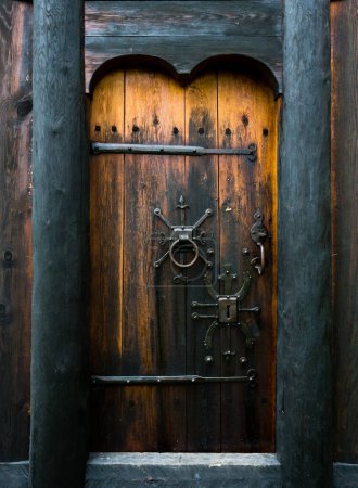 Schwarze Tür einer Torfhauskirche in Skalholt, Südisland