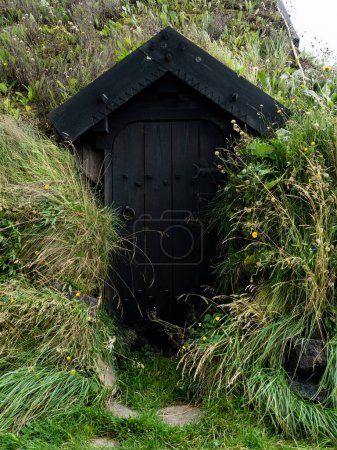 Schwarze Tür einer Torfhauskirche in Skalholt, Südisland