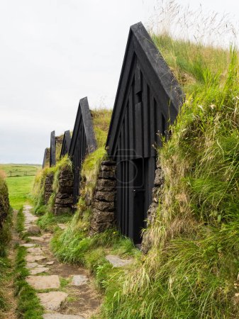 Téléchargez les photos : Maisons traditionnelles en gazon islandais à la ferme historique Keldur, l'une des plus anciennes maisons en gazon en Islande - en image libre de droit