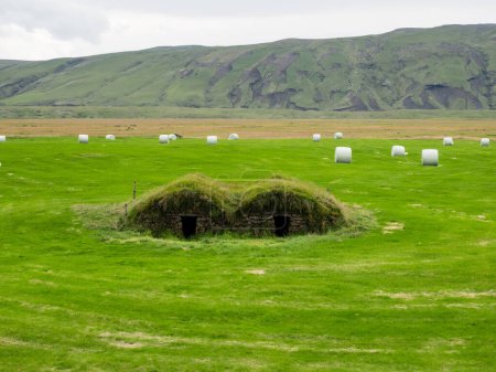 Téléchargez les photos : Paysage pittoresque à la ferme historique de Keldur, qui abrite l'une des plus anciennes maisons de gazon en Islande - en image libre de droit