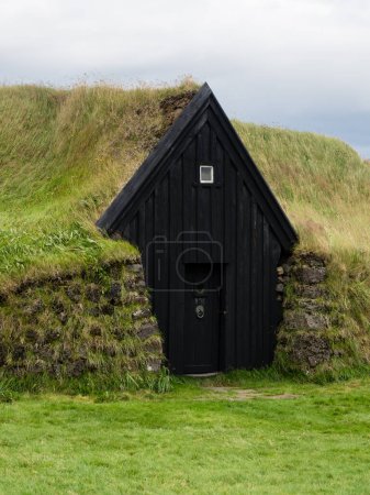 Téléchargez les photos : Maison traditionnelle en gazon islandais à la ferme historique Keldur dans le sud de l'Islande - en image libre de droit