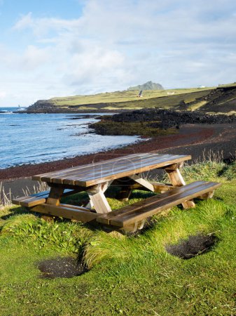 Table de pique-nique sur la plage de Klauf, île Heimaey - Îles Westman, Islande