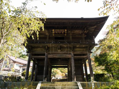Téléchargez les photos : Koshu, Japon - 26 octobre 2017 : Porte d'entrée de Keitokuin, un temple bouddhiste dédié à Takeda Katsuyori, le dernier souverain du célèbre clan Takeda, construit sur le site de sa mort - en image libre de droit