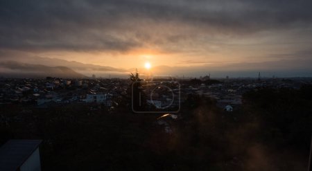 Téléchargez les photos : Vue panoramique de la ville de Kofu au lever du soleil - préfecture de Yamanashi, Japon - en image libre de droit