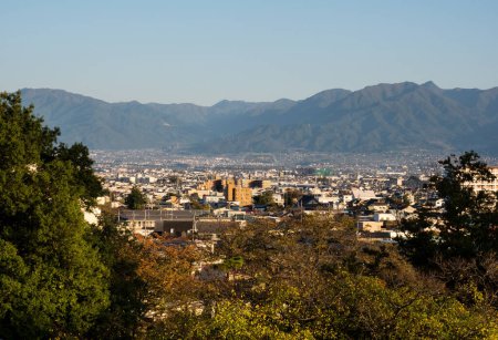 Téléchargez les photos : Vue panoramique de la ville de Kofu depuis le parc du château de Maizuru (château de Kofu) - préfecture de Yamanashi, Japon - en image libre de droit