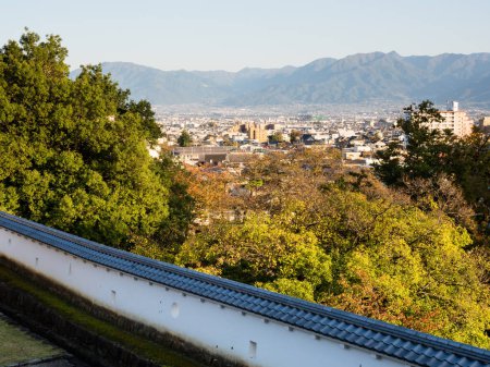 Téléchargez les photos : Vue panoramique de la ville de Kofu depuis le parc du château de Maizuru (château de Kofu) - préfecture de Yamanashi, Japon - en image libre de droit