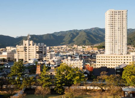 Téléchargez les photos : Kofu, Japon - 26 octobre 2017 : Vue panoramique de la ville de Kofu depuis le parc du château de Maizuru (château de Kofu) - en image libre de droit