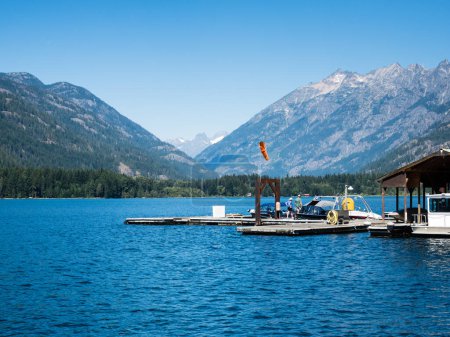 Téléchargez les photos : Atterrissage en bateau à Stehekin, une communauté isolée à l'extrémité nord du lac Chelan - État de Washington, États-Unis - en image libre de droit