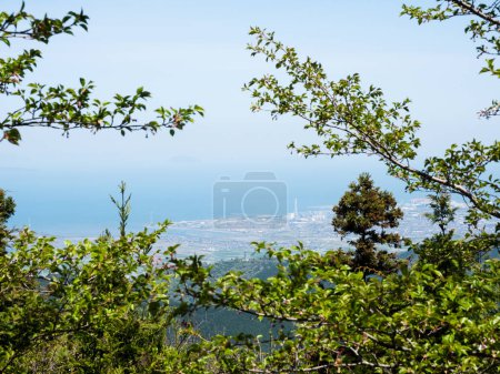 Vista de la ciudad de Saijo y el mar interior de Seto desde la cima de la montaña en el camino a Yokomineji, templo número 60 de peregrinación Shikoku - Prefectura de Ehime, Japón