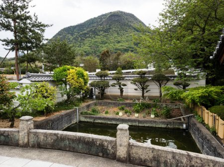 Der Berg Gahaishi vom Eingang zum Mandaraji, Tempel Nummer 72 der Shikoku-Pilgerfahrt - Zentsuji, Präfektur Kagawa, Japan