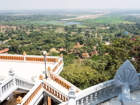 Szenische Aussicht von der Aussichtsplattform an der Spitze des Oudong-Gebirgstempelkomplexes in Kambodscha