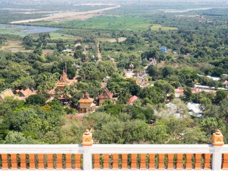 Szenische Aussicht von der Aussichtsplattform an der Spitze des Oudong-Gebirgstempelkomplexes in Kambodscha