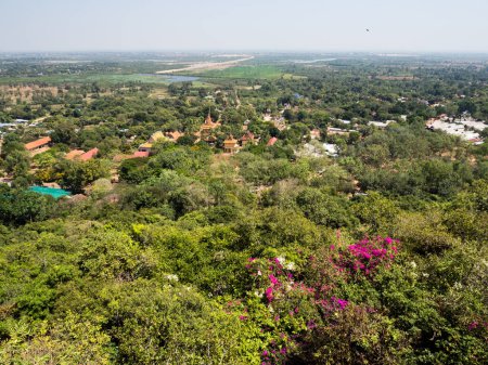 Foto de Vista panorámica desde la plataforma de observación en la cima del complejo de templos de montaña Oudong en Camboya - Imagen libre de derechos