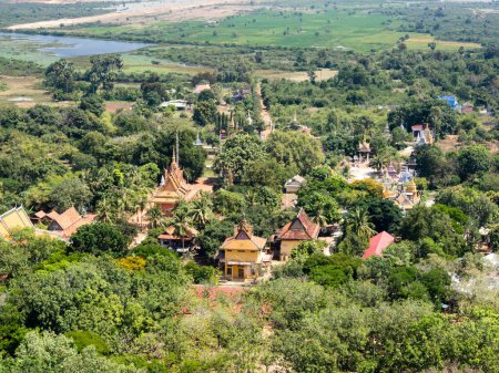 Szenische Ansicht des Vipassana-Meditationszentrums von der Aussichtsplattform an der Spitze des Oudong-Bergtempelkomplexes in Kambodscha