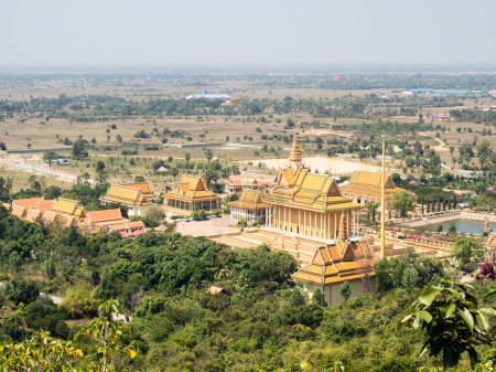 Foto de Vista panorámica desde la plataforma de observación en la cima del complejo de templos de montaña Oudong en Camboya - Imagen libre de derechos
