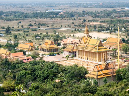 Foto de Vista panorámica del centro de meditación Vipassana desde la plataforma de observación en la cima del complejo de templos de montaña Oudong en Camboya - Imagen libre de derechos