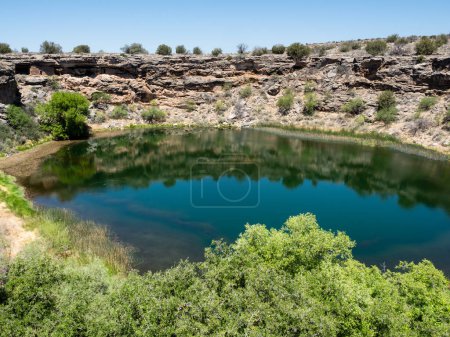 Blick auf den Brunnen von Montezuma mit Felswänden in der oberen linken Ecke - Arizona, USA