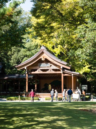 Téléchargez les photos : Kofu, préfecture de Yamanashi, Japon - 26 octobre 2017 : Sur le site du sanctuaire Takeda, un sanctuaire shinto dédié à l'esprit de Takeda Shingen - en image libre de droit