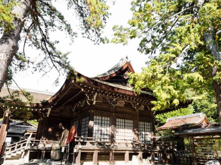 Téléchargez les photos : Kofu, préfecture de Yamanashi, Japon - 26 octobre 2017 : Salle Haiden du sanctuaire Takeda, un sanctuaire shintoïste dédié à l'esprit de Takeda Shingen - en image libre de droit