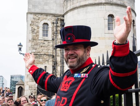 Téléchargez les photos : Londres, Royaume-Uni - 7 juin 2018 : Le joyeux Yeoman Warder guide les visiteurs lors d'une visite à la Tour de Londres - en image libre de droit