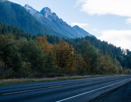 Foto de U.S. Route 2 Highway en otoño (parte de Cascade Loop Scenic Drive) - Washington State, USA - Imagen libre de derechos