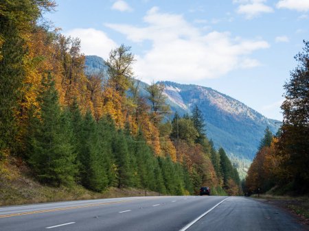Foto de U.S. Route 2 Highway en otoño (parte de Cascade Loop Scenic Drive) - Washington State, USA - Imagen libre de derechos