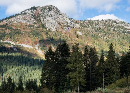 Foto de El otoño temprano en Stevens pasa a lo largo de la carretera estadounidense 2 en Cascade Mountains - estado de Washington, EE.UU. - Imagen libre de derechos