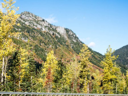 Foto de El follaje otoñal en Stevens pasa a lo largo de la carretera estadounidense 2 en Cascade Mountains - estado de Washington, Estados Unidos - Imagen libre de derechos