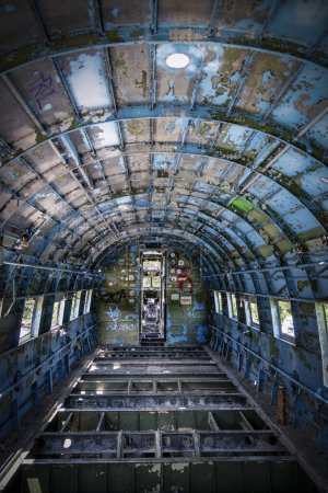 Zeljava, Kroatien-17. Juni 2022: Alter, rostiger Douglas C 47 Flugzeuginnenraum im verlassenen Militärflugplatz Zeljava, Kroatien