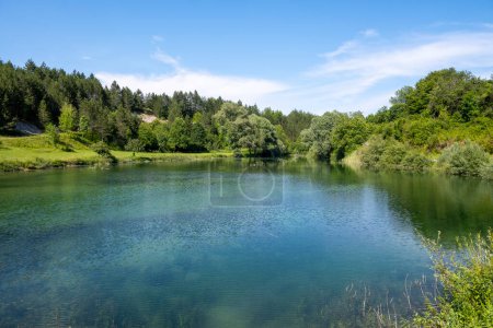 Foto de Hermoso, color turquesa río Korana, que fluye a través de los bosques verdes de Lika, región montañosa de Croacia cerca de los famosos lagos de Plitvice - Imagen libre de derechos