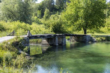 Foto de Viejo puente de madera que pasa sobre el hermoso río Korana que fluye directamente desde los lagos del parque nacional de Plitvice, Croacia - Imagen libre de derechos