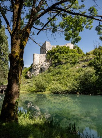 Foto de Antigua fortaleza de la ciudad de Slunj de pie sobre el río Slunjcica, Croacia, muy cerca de las cascadas de Rastoke, famoso destino turístico - Imagen libre de derechos