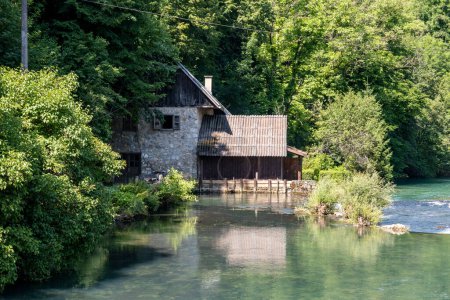 Foto de Casas antiguas junto al hermoso río Slunjcica, pasando por la ciudad de Slunj, Croacia - Imagen libre de derechos