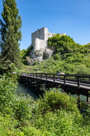 Foto de Antigua fortaleza de la ciudad de Slunj de pie sobre el río Slunjcica, Croacia, muy cerca de las cascadas de Rastoke, famoso destino turístico - Imagen libre de derechos