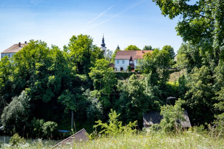 Foto de Hermosa pequeña ciudad de SLunj, Croacia en las colinas cubiertas de bosque sobre el río de montaña Slunjcica profundo en el cañón - Imagen libre de derechos