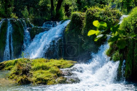 Foto de Maravillosas cascadas del río Korana en el pueblo de Rastoke, Croacia - Imagen libre de derechos