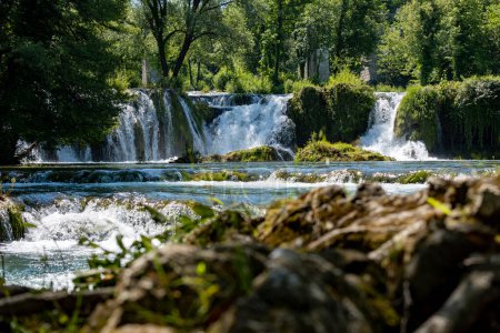 Foto de Maravillosas cascadas y cascadas del río Korana en el pueblo de Rastoke, Croacia - Imagen libre de derechos