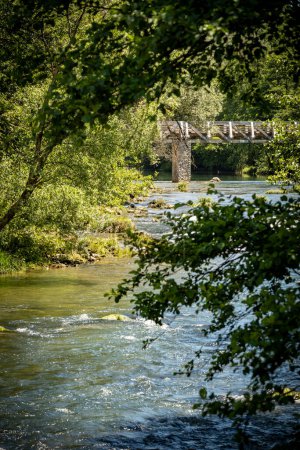 Téléchargez les photos : Pont piétonnier en bois traversant la rivière Slunjcica à proximité du village ethnique Rastoke, Croatie, célèbre destination touristique - en image libre de droit
